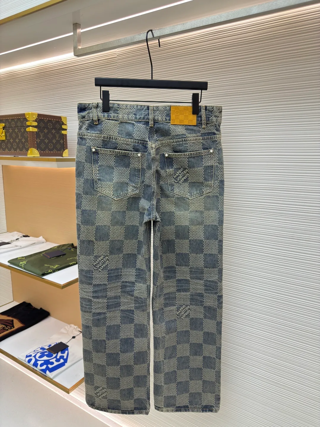 LOUIS VUITTON Yellow checkerboard denim trousers ●Authentic product: purchased and developed by 12899 ●Item number: 1680609-B80 ●Fabric: denim fabric ●Technology: jacquard production ●Version: fitted version ●Weight: about 825 grams ●Size: 30-32-34-36 ●Description: The fabric is integrated into 3D Damier jacquard, a classic plaid pattern combined with 3D jacquard technology, is a process of weaving three-dimensional patterns on the fabric through a loom. Fading and distressing effect, this fabric uses sand washing process and special dyeing technology. The natural wear and fading effect of the denim after washing makes it look more retro and historical. The overall wiring is straight and delicate, the fabric is comfortable and soft, and the color is consistent without color difference. It can be matched with the same style to create a fashionable look and control various occasions. Customized accessories, complete with three standards, same style for men and women!
